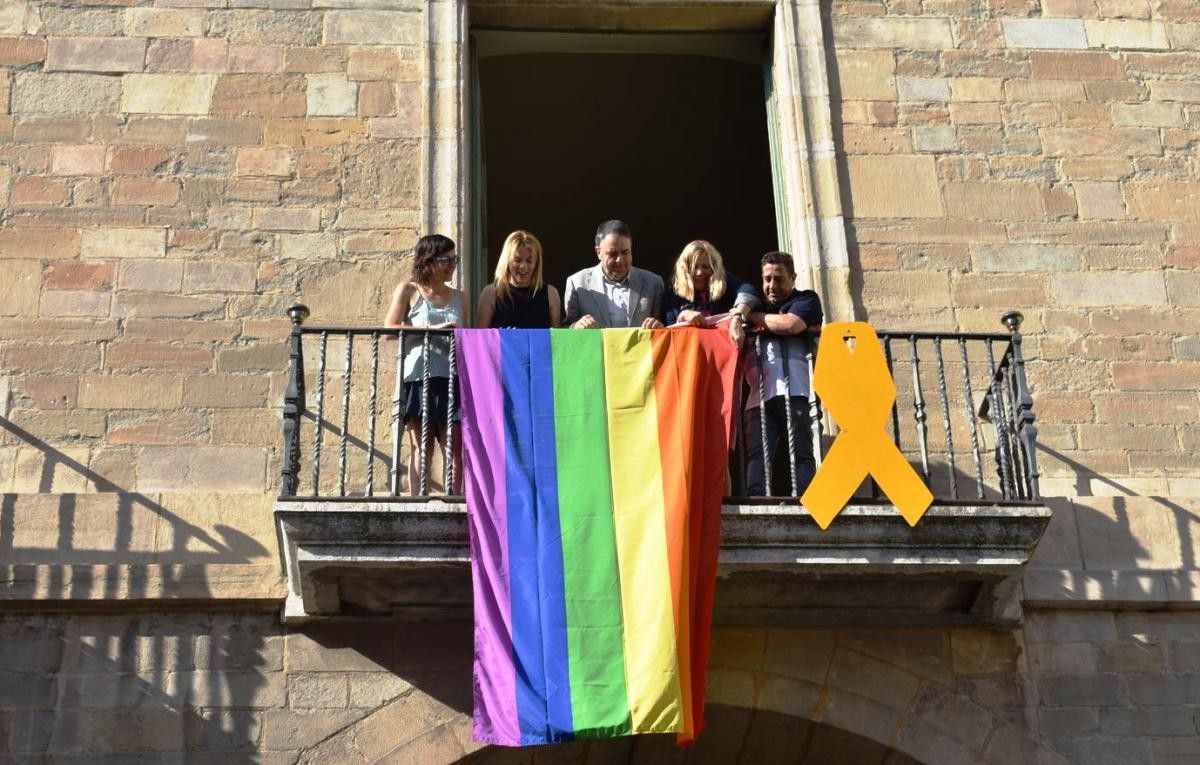La bandera de l'arc de Sant Martí ja oneja a l'ajuntament de Manresa