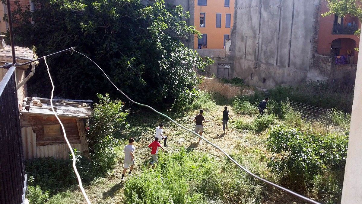 Els sis joves fugint pel solar després de ser sorpresos entrant en un habitatge