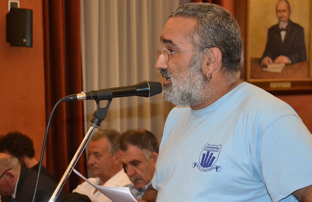 El president de l'AVV la Balconada, José Torrejón, durant la seva intervenció en el ple
