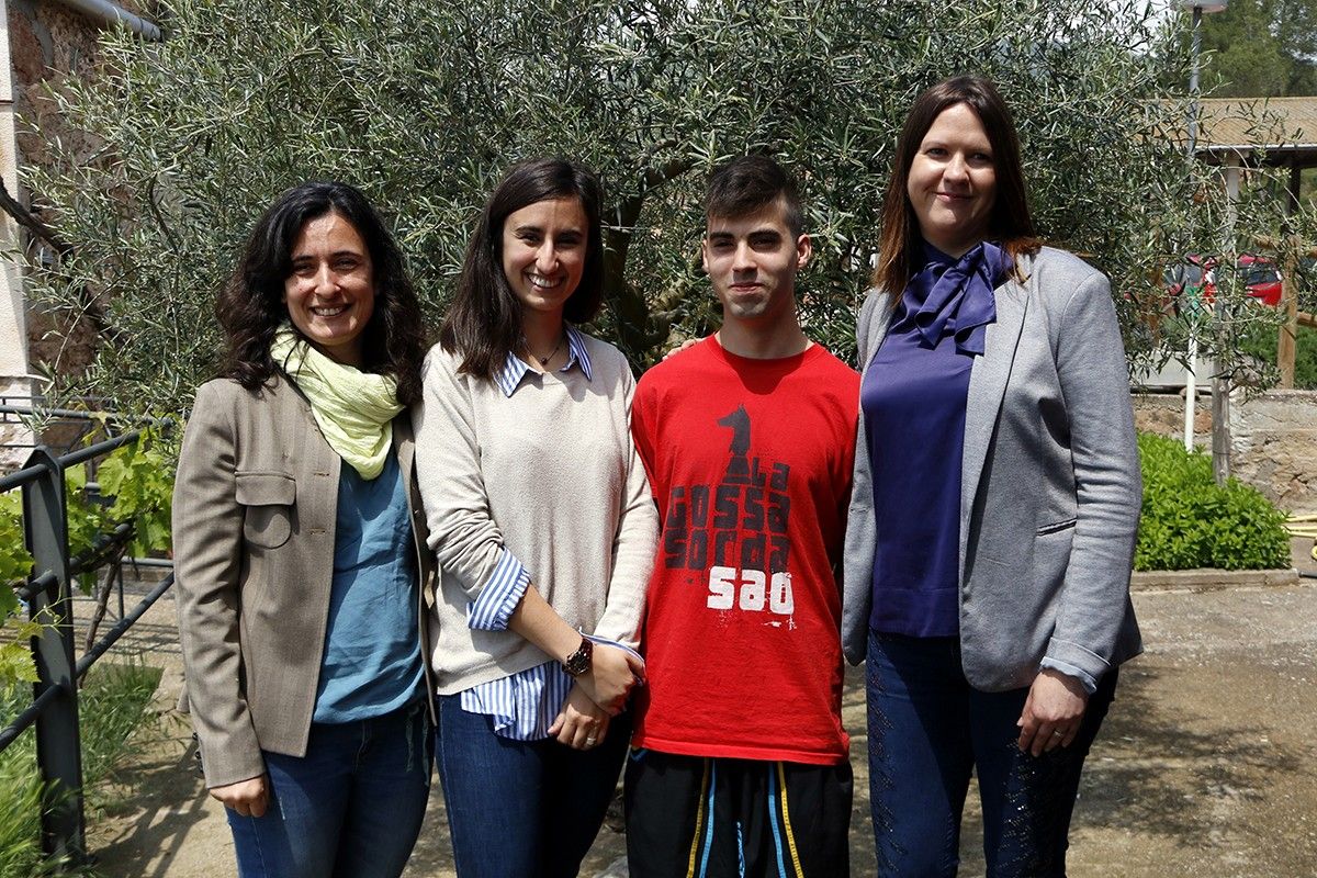L'Alba Torrens i l'Èric Garcia, mentora i participant, acompanyats d'Ada Colomer i Marta Masagué