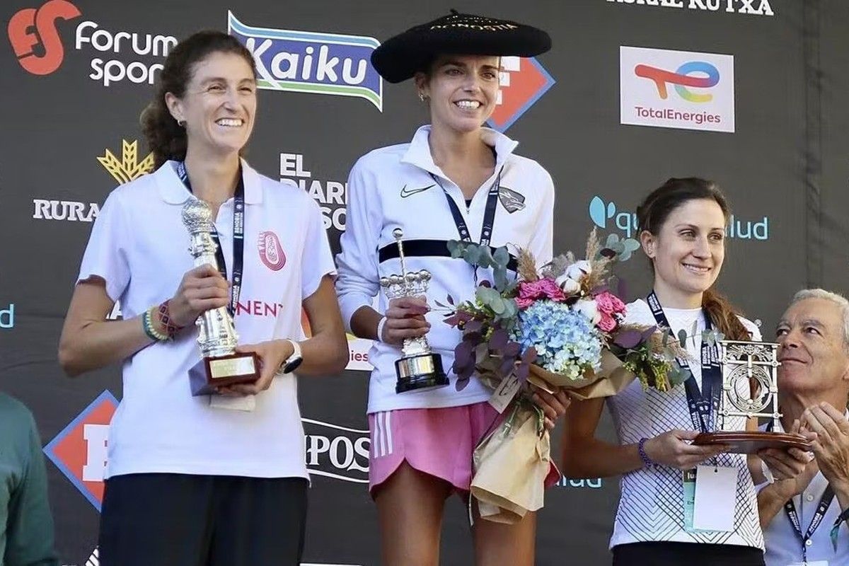 Mireia Guarner, a l'esquerra, celebra la seva segona posició