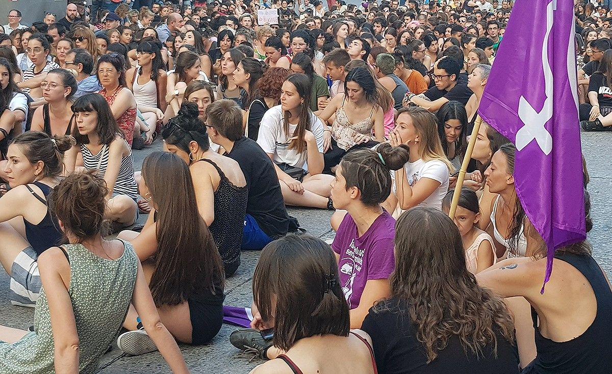 Manifestants assegudes tallant el trànsit al centre de Manresa