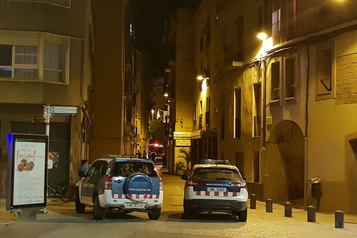 Un vehicle dels ARRO i dos policials a Santa Llúcia buscant els instigadors de la baralla