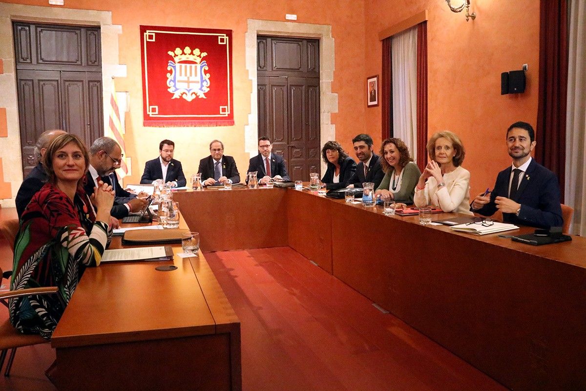 sala de plens de l'Ajuntament de Manresa amb tot l'equip de l'executiu reunit
