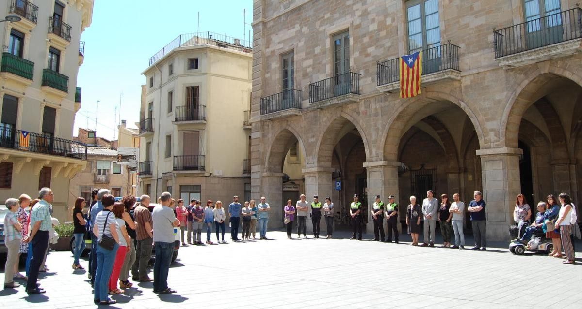Una cinquantena de persones s'han aplegat davant l'Ajuntament de Manresa per fer un minut de silenci pels refugiats