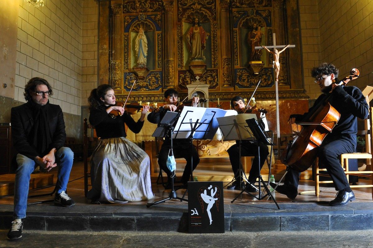 El Quartet Atenea amb el poeta Txema Martínez actuant a Esterri d’Àneu.