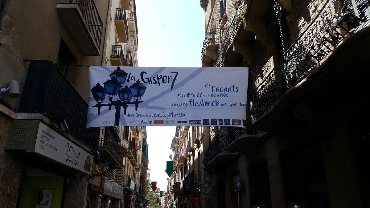 Pancarta al carrer del Born anunciant els Encants de la plaça Gispert