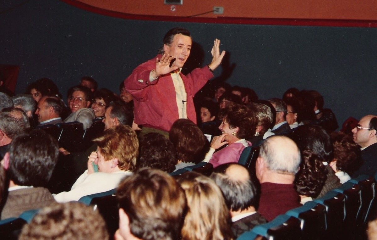 Agustí Soler i Mas, entre el públic, representant la 35a Innocentada (1991), titulada 'Colli'm l'aixeta que balla'