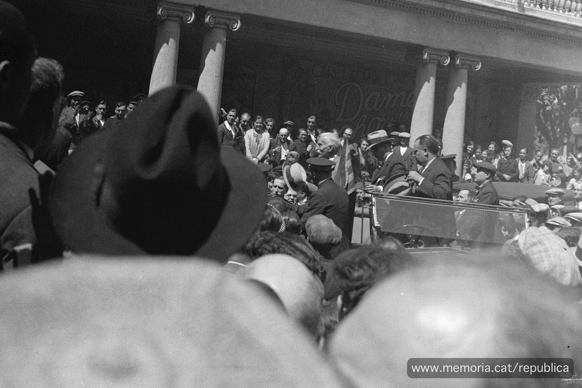 Francesc Macià al pati del Kursaal entre la multitud