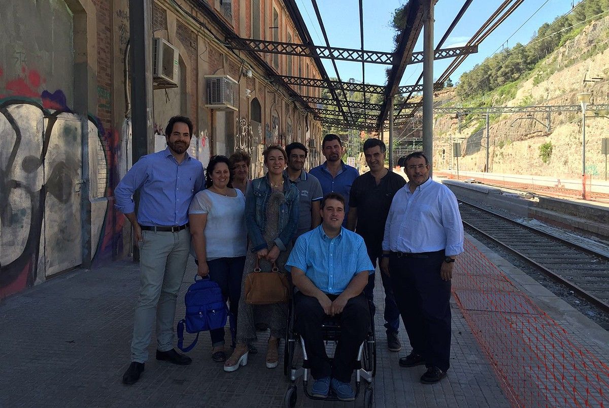 Representants de Convergència a l'estació de Castellbell i el Vilar