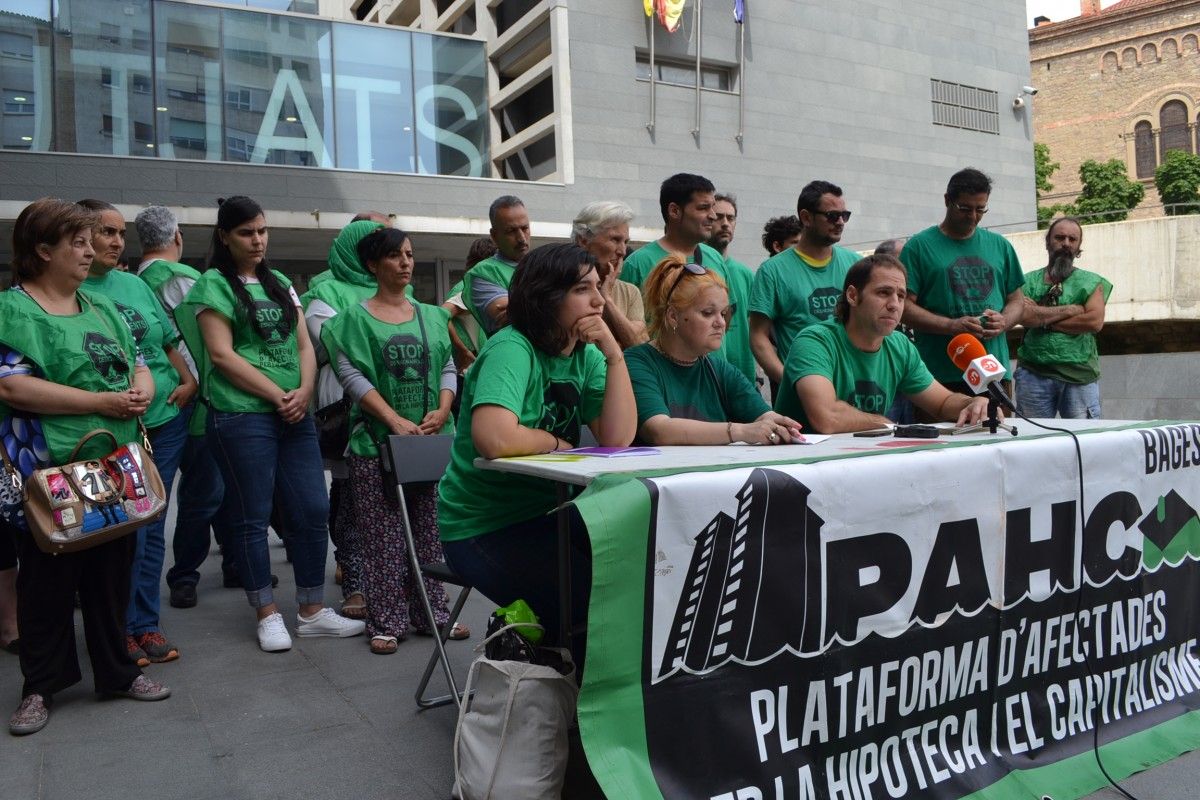 La PAHC Bages i la PAH Sabadell en roda de premsa davant els jutjats el passat 29 de maig