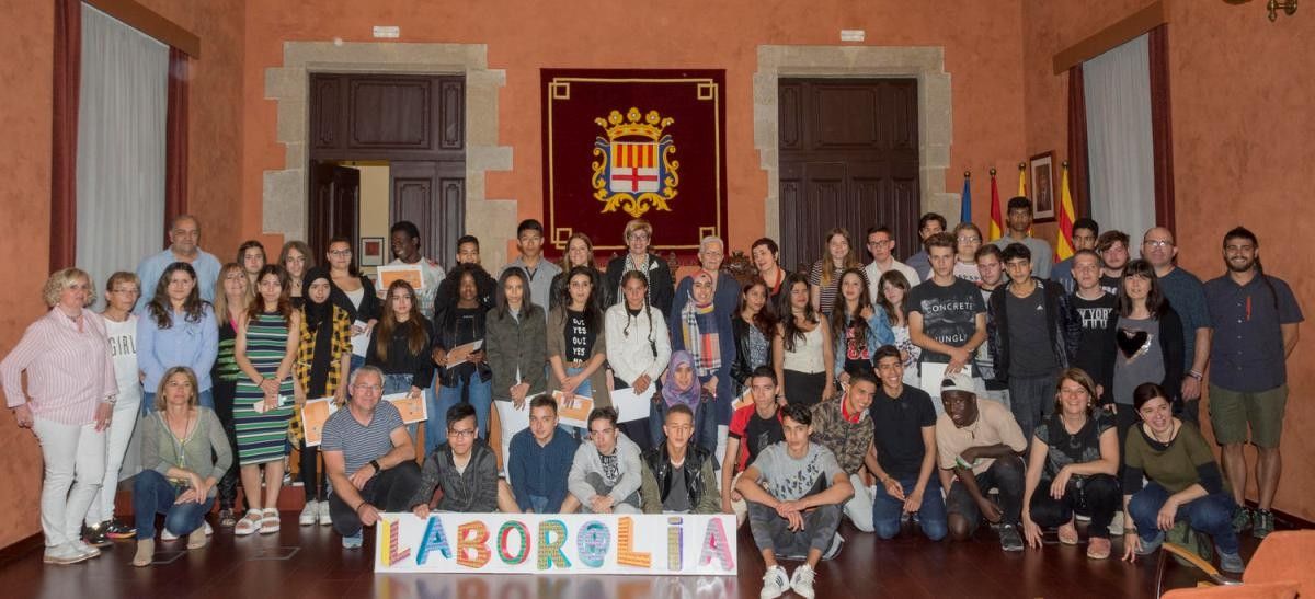 Foto de família dels alumnes de Laboràlia, els seus professors i membres de l'Ajuntament de Manresa