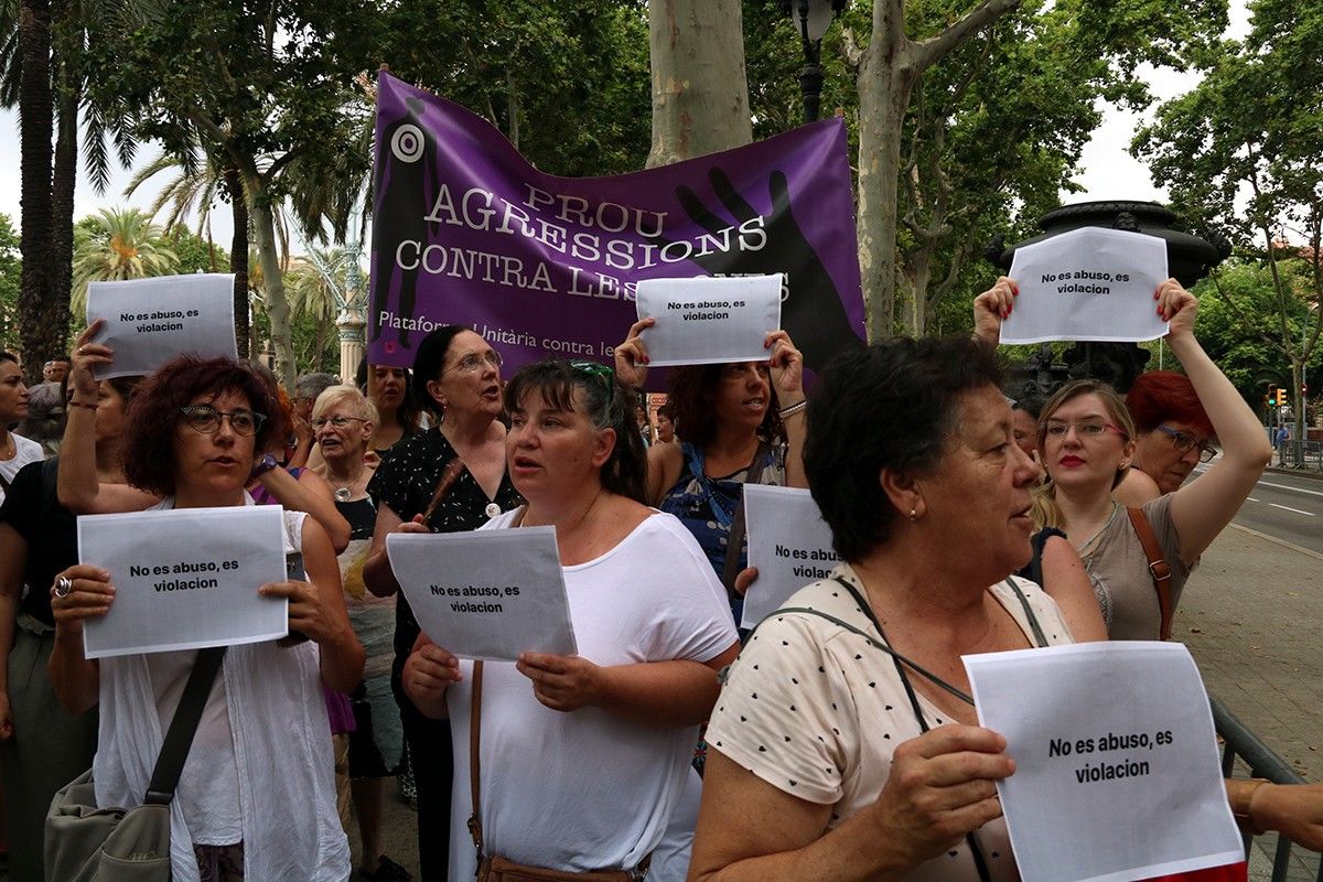 Un grup de dones amb cartells de «no és abús, és violació», davant l'Audiència de Barcelona