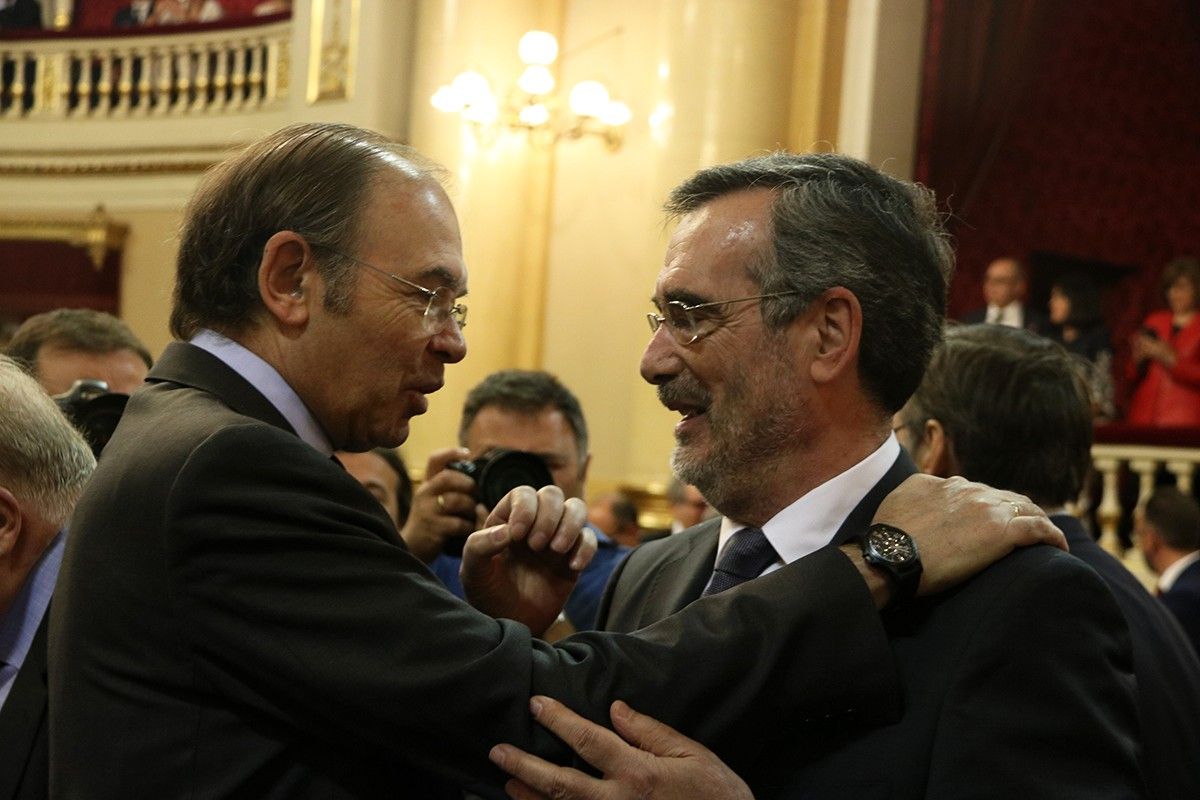 Manel Cruz, a la dreta, recollint el testimoni de Pío García Escudero com a president del Senat