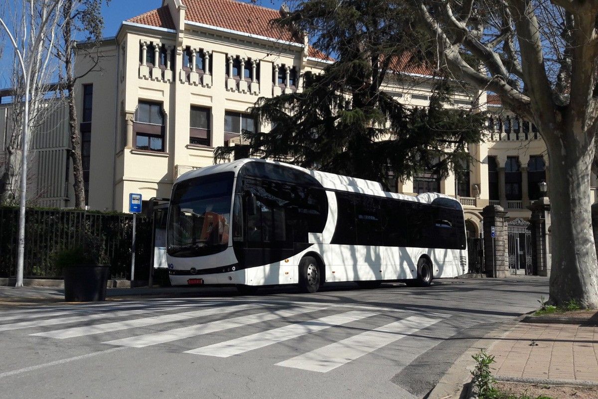 El bus 100% elèctric a la plaça de l'Institut