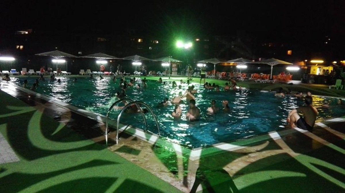 La piscina de Manresa tornarà a obrir de nit divendres