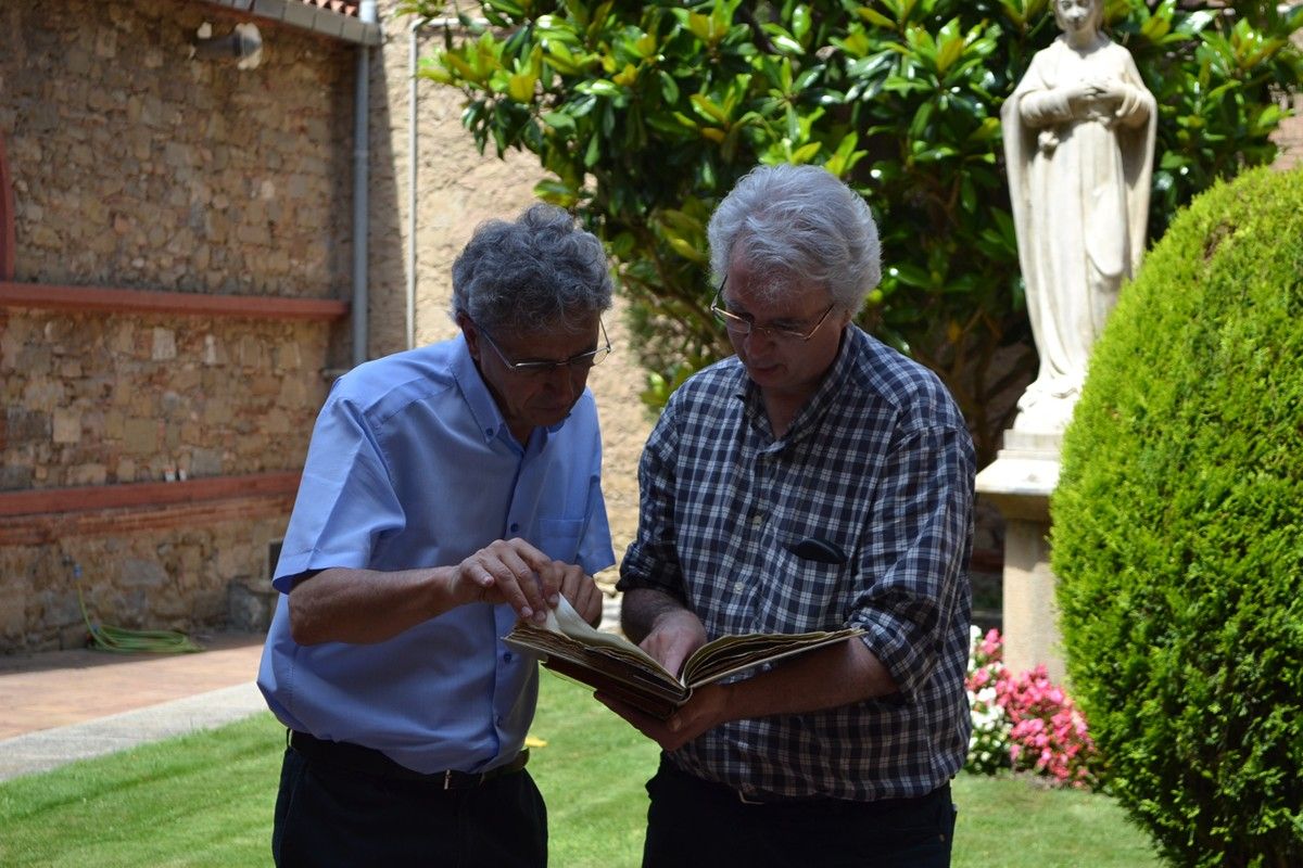 Joaquim Aloy i Marc Torras revisen una de les cròniques al convent de Santa Clara