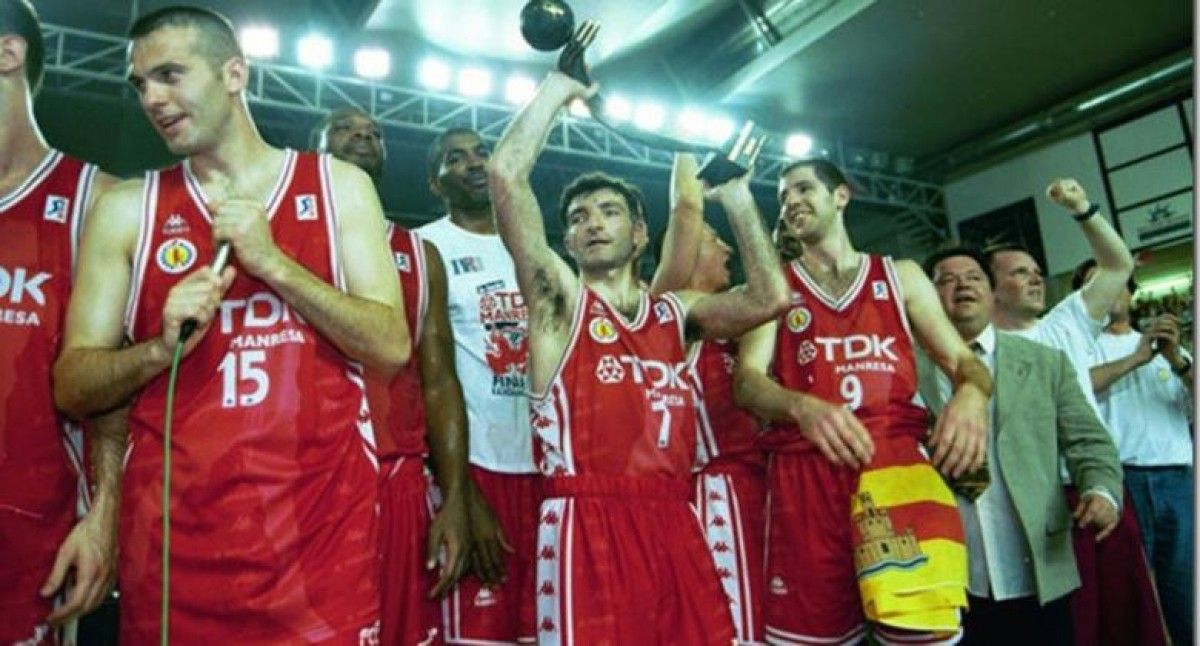 Els jugadors del TDK Manresa, amb Creus al centre, celebrant la consecució de la lliga ACB