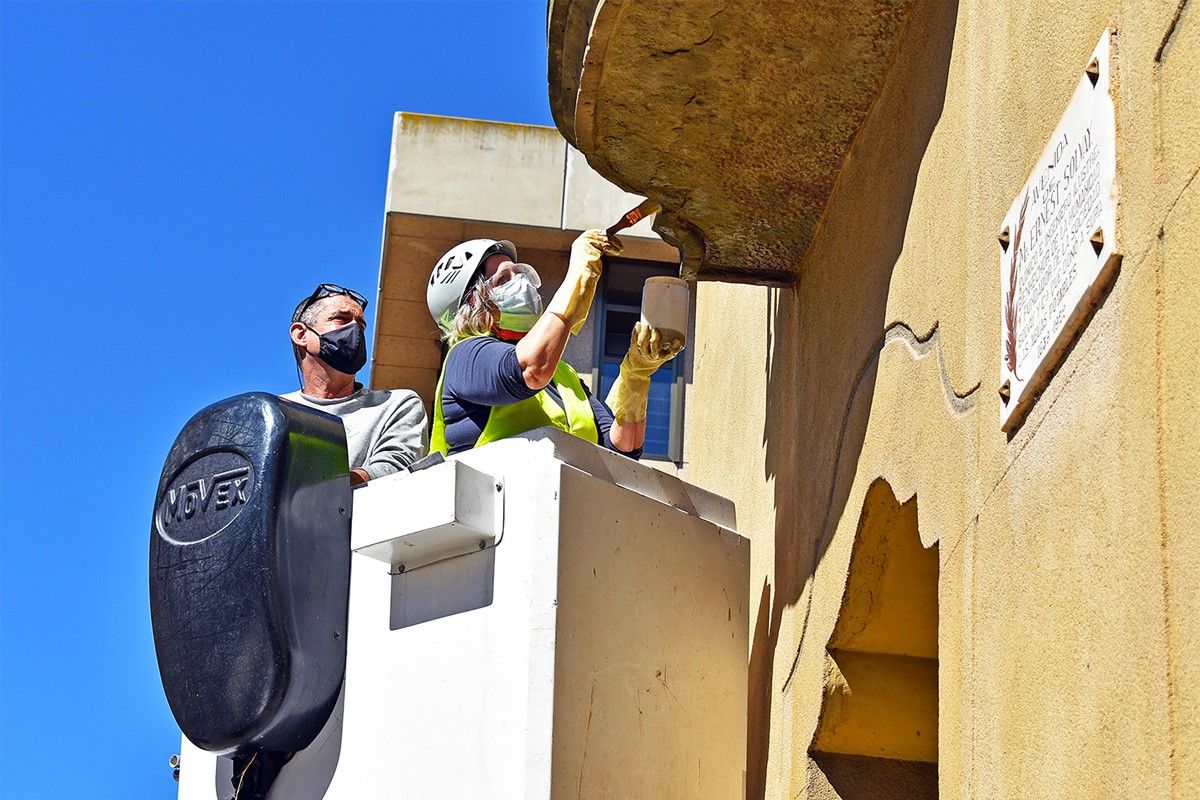 Treballs de restauració a la façana de l'Ajuntament de Súria