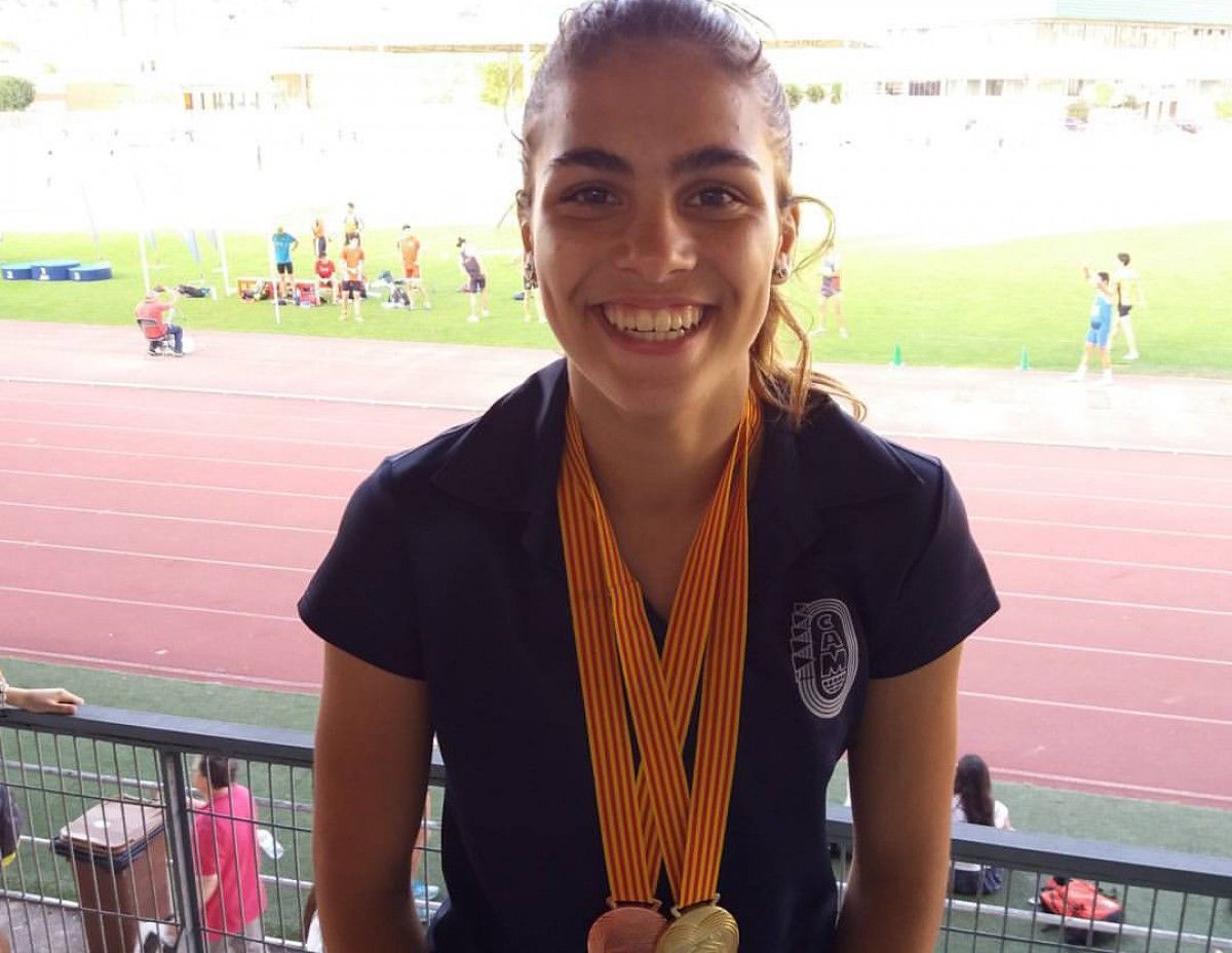 Laia Solà amb les seves dues medalls