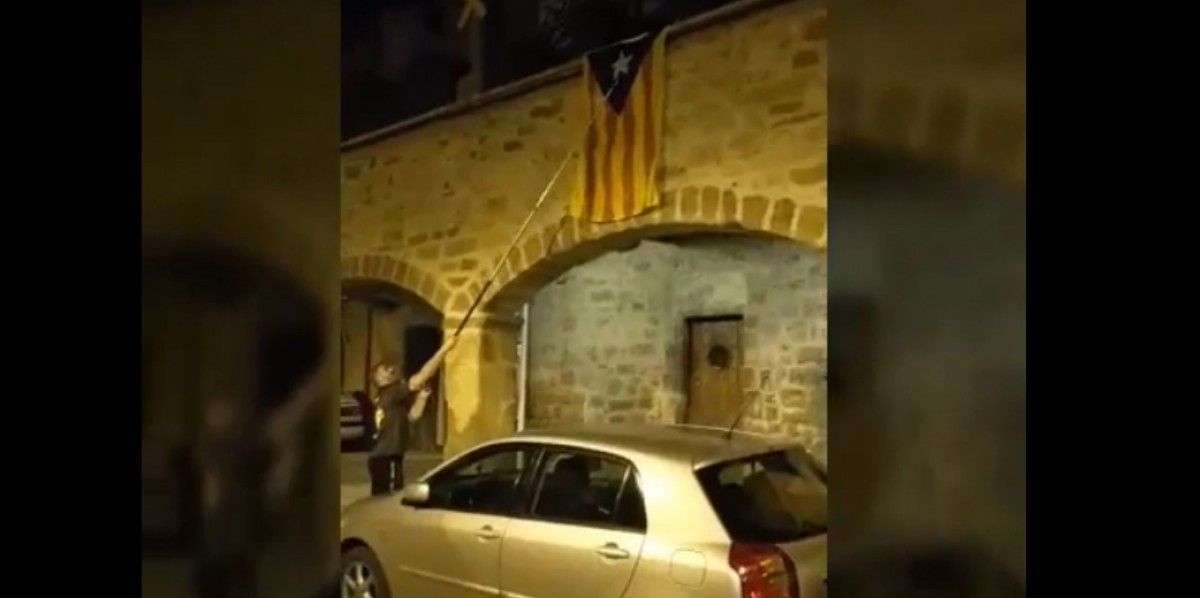 VÍDEO Espanyolistes treuen una estelada de l'Ajuntament de Santpedor