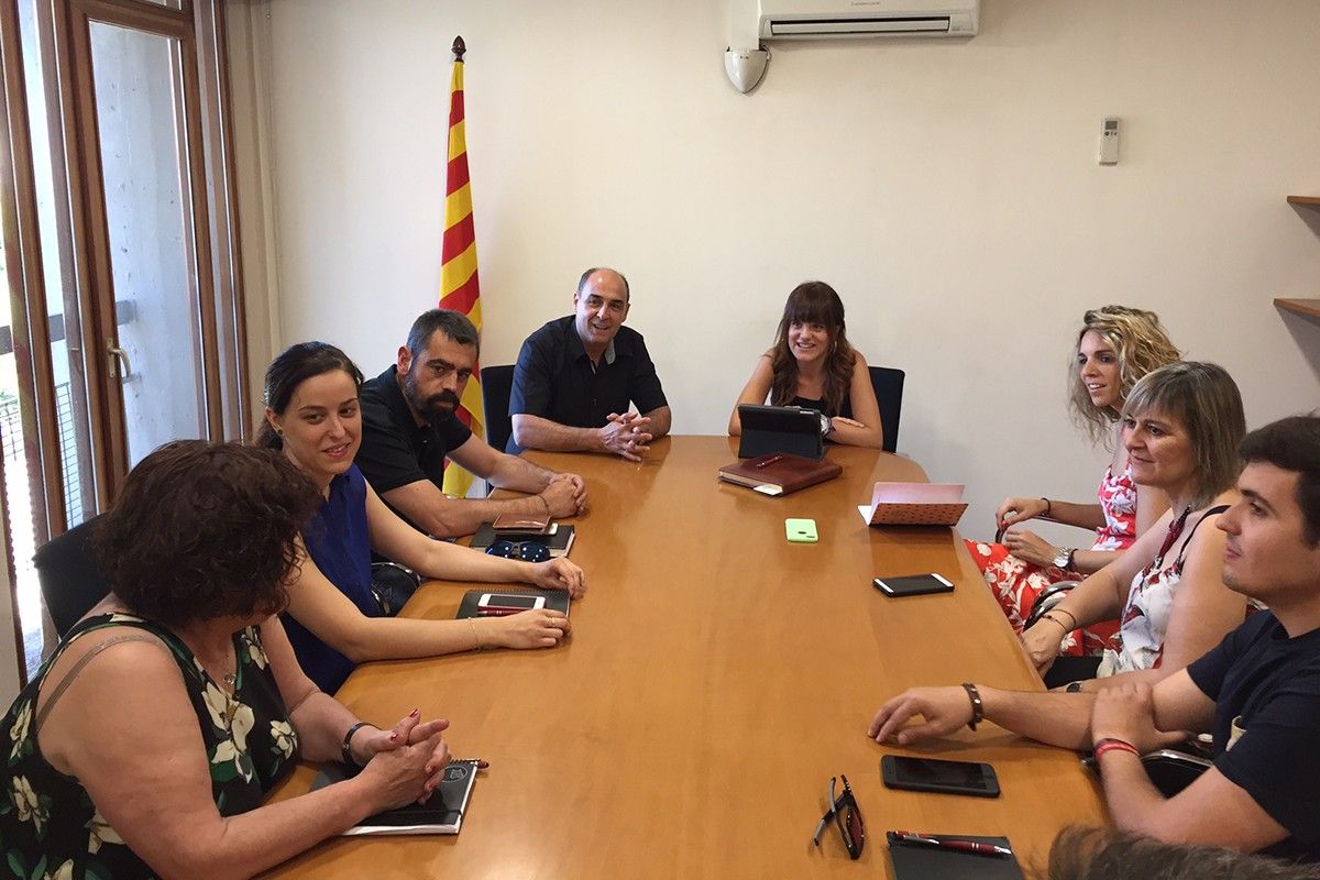Alba Camps amb l'alcalde i l'equip de govern de l'Ajuntament de Sant Joan