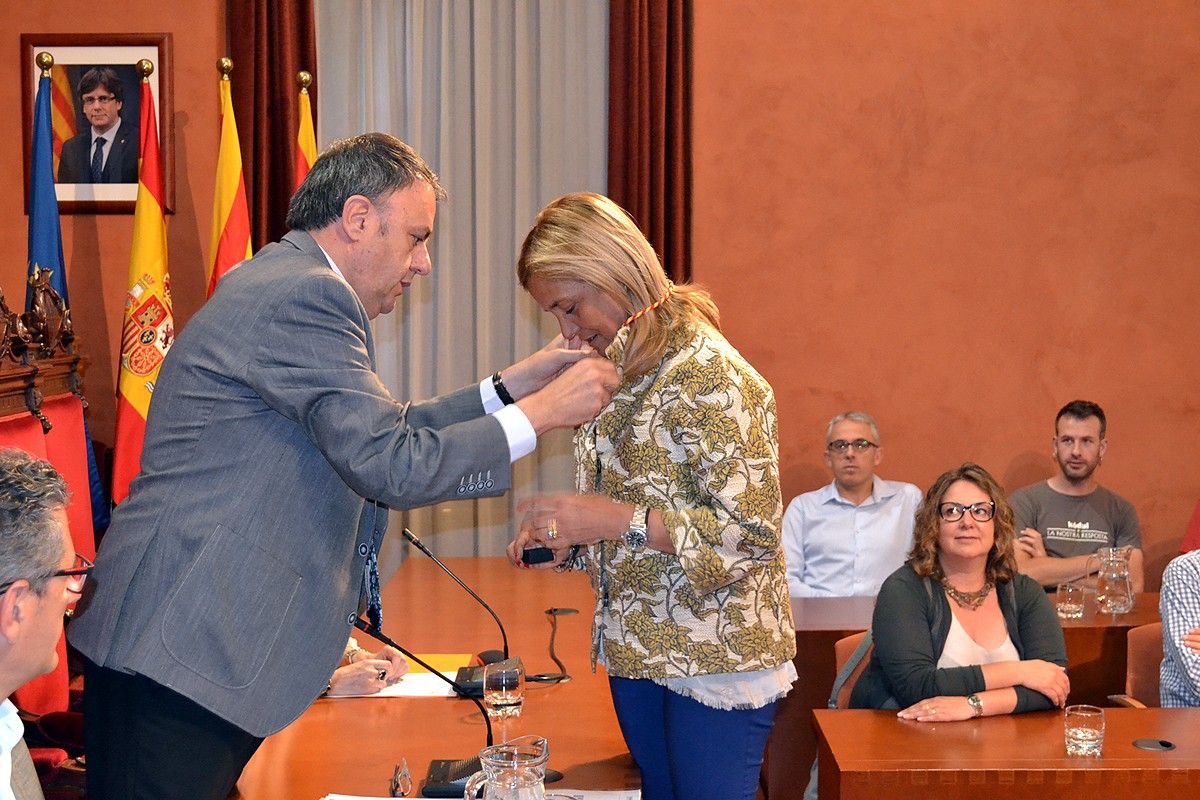 L'alcalde, Valentí Junyent, posa la medalla de regidora a Neus Comellas