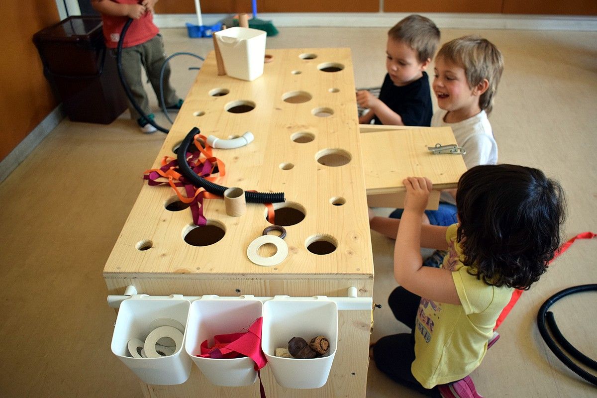 Infants d'una escola bressol juguen amb una proposta del Lab sobre rodes