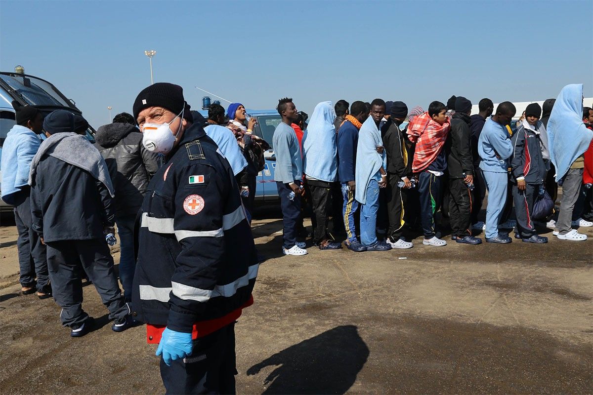 Persones refugiades arribant a la costa italiana