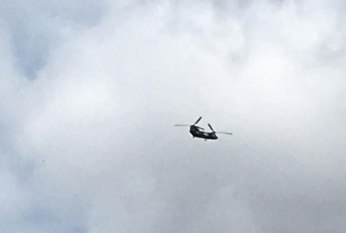 L'helicòpter Boeing CH-47 Chinook de l'exèrcit sobrevolant aquest dilluns Castellnou de Bages