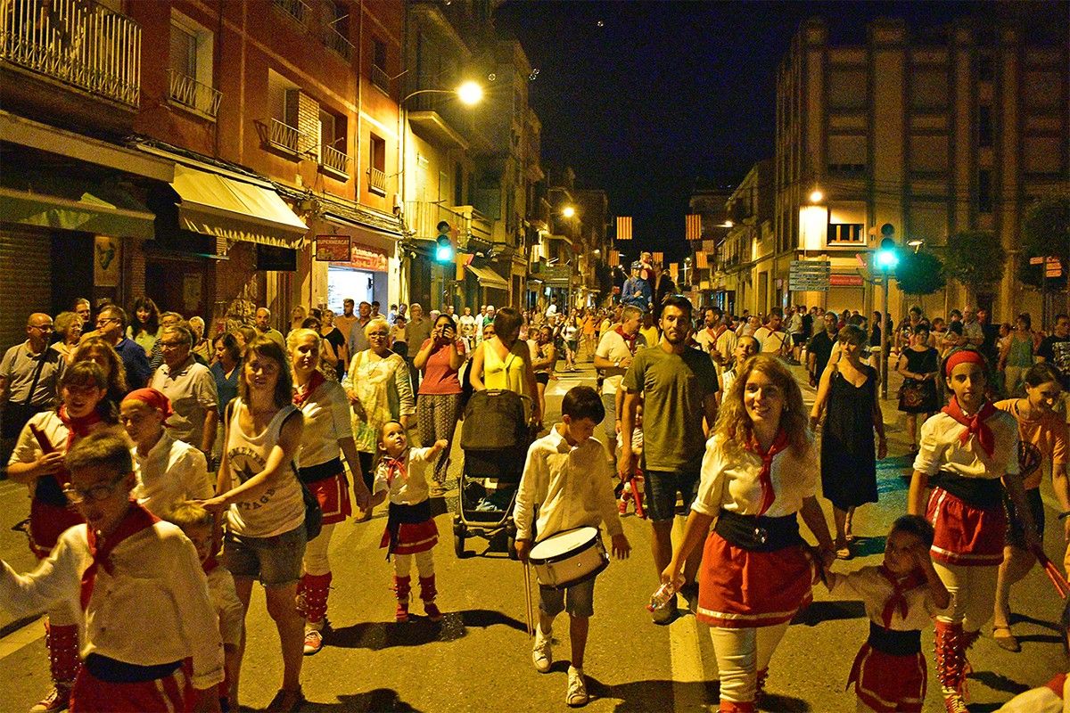 Imatge de la cercavila nocturna de la Festa Major de Súria