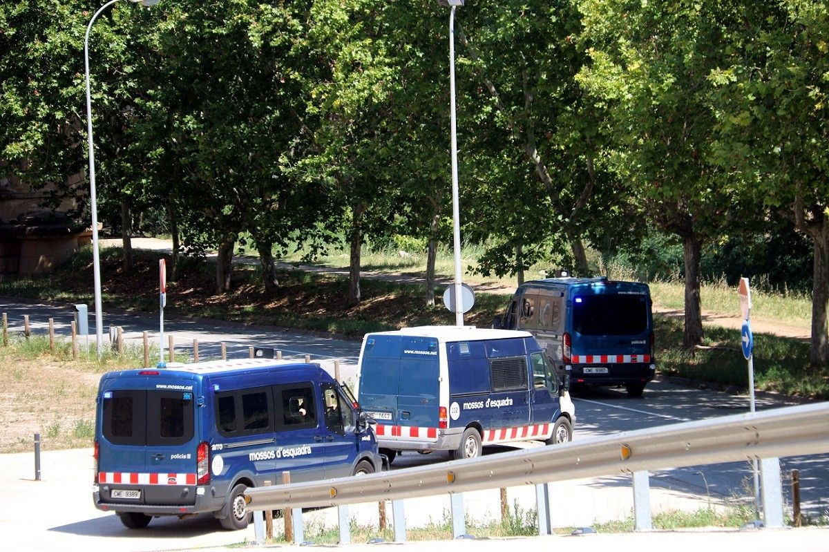 Les furgonetes sortint dels Jutjats de Manresa amb els quatre detinguts per la violació