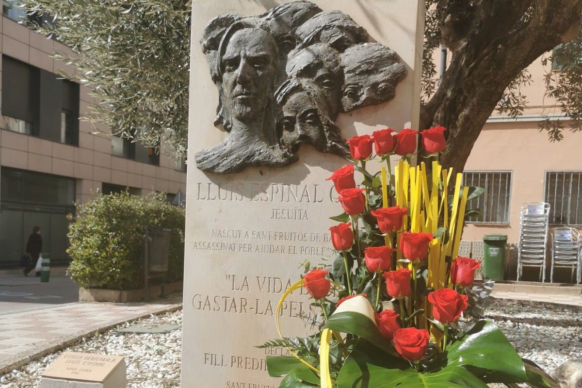 Ofrena floral a la plaça Lluís Espinal de Sant Fruitós