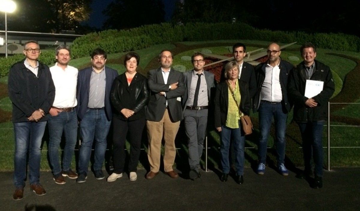 Guiteras (segon per l'esquerra) i Estruch (tercer per la dreta) juntament amb la comitiva catalana d'alcaldes i representants municipals