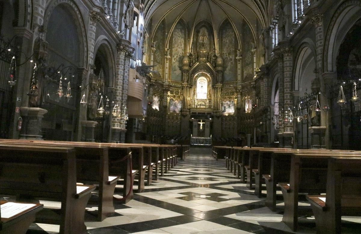 Basílica de Montserrat buida just abans de començar una missa