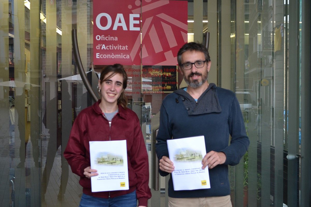 Gemma Tomàs i Marc Ballús amb les al·legacions, a la porta de l'OAE