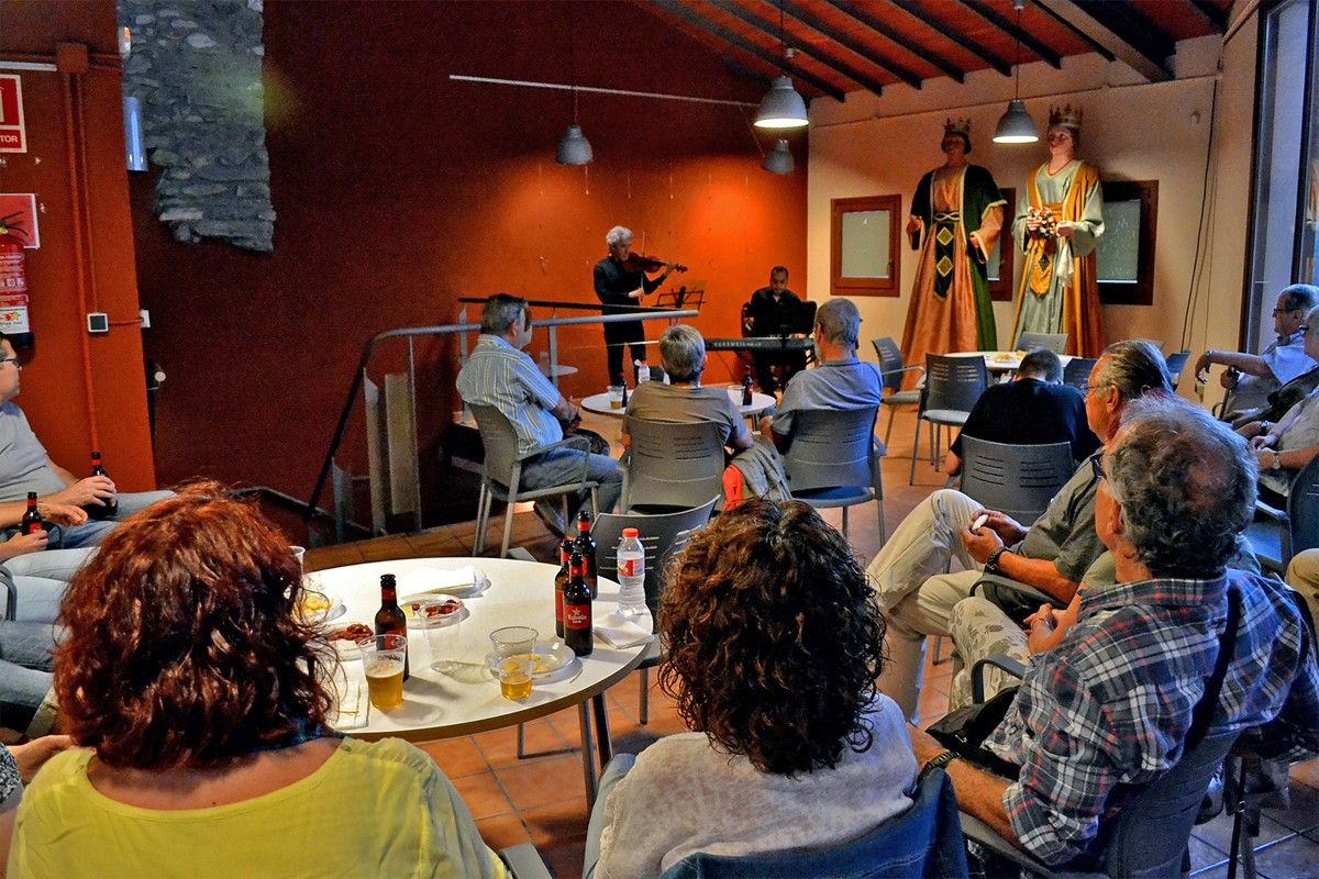 Primer concert del cicle Vespres Musicals a Cal Balaguer del Porxo, amb Standards Café Duo