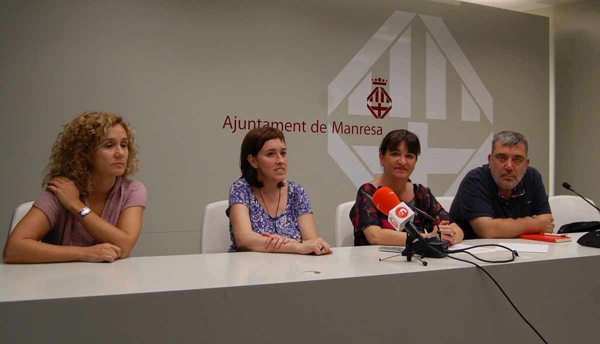Josefina Ramírez, Pilar Izquierdo, Àngels Santolària i Miquel Riera, durant la roda de premsa