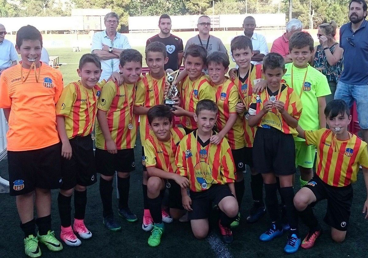 Els jugadors de la Unió Esportiva Sant Andreu amb el trofeu