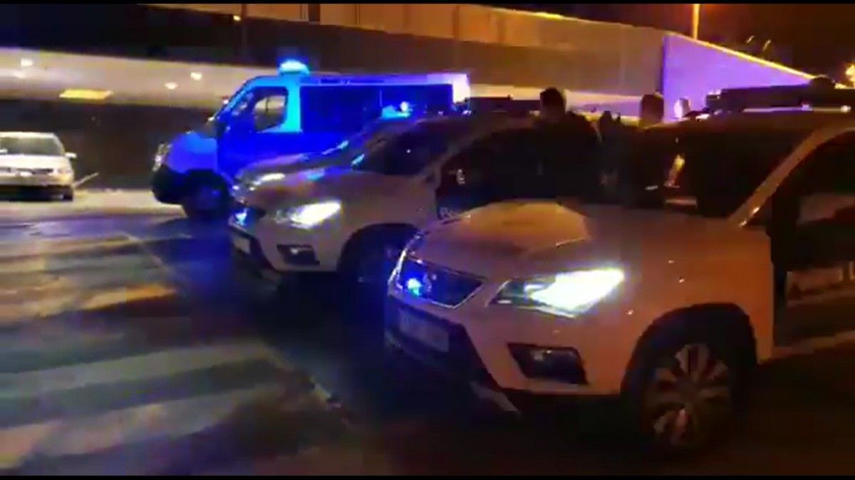 Vehicles policials davant Sant Joan de Déu amb els pilots encesos