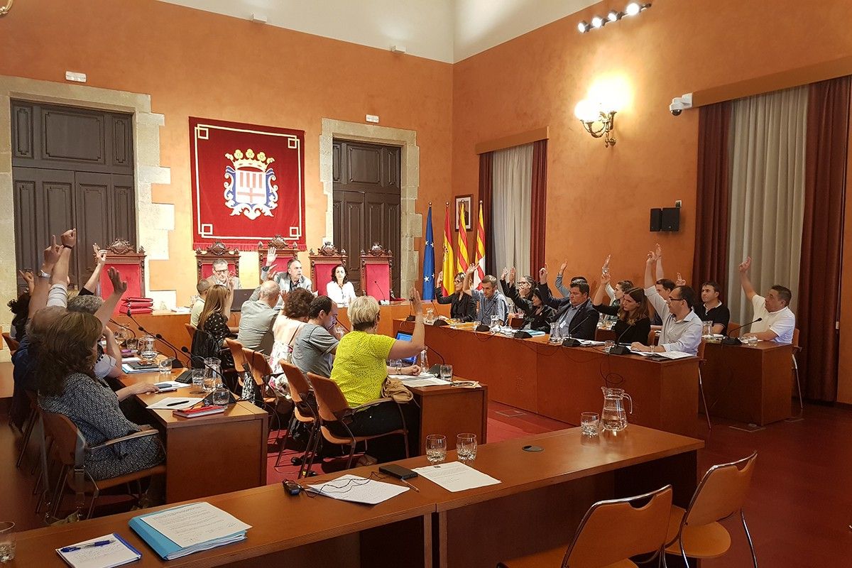 El ple de l'Ajuntament de Manresa aprovant per unanimitat la moció