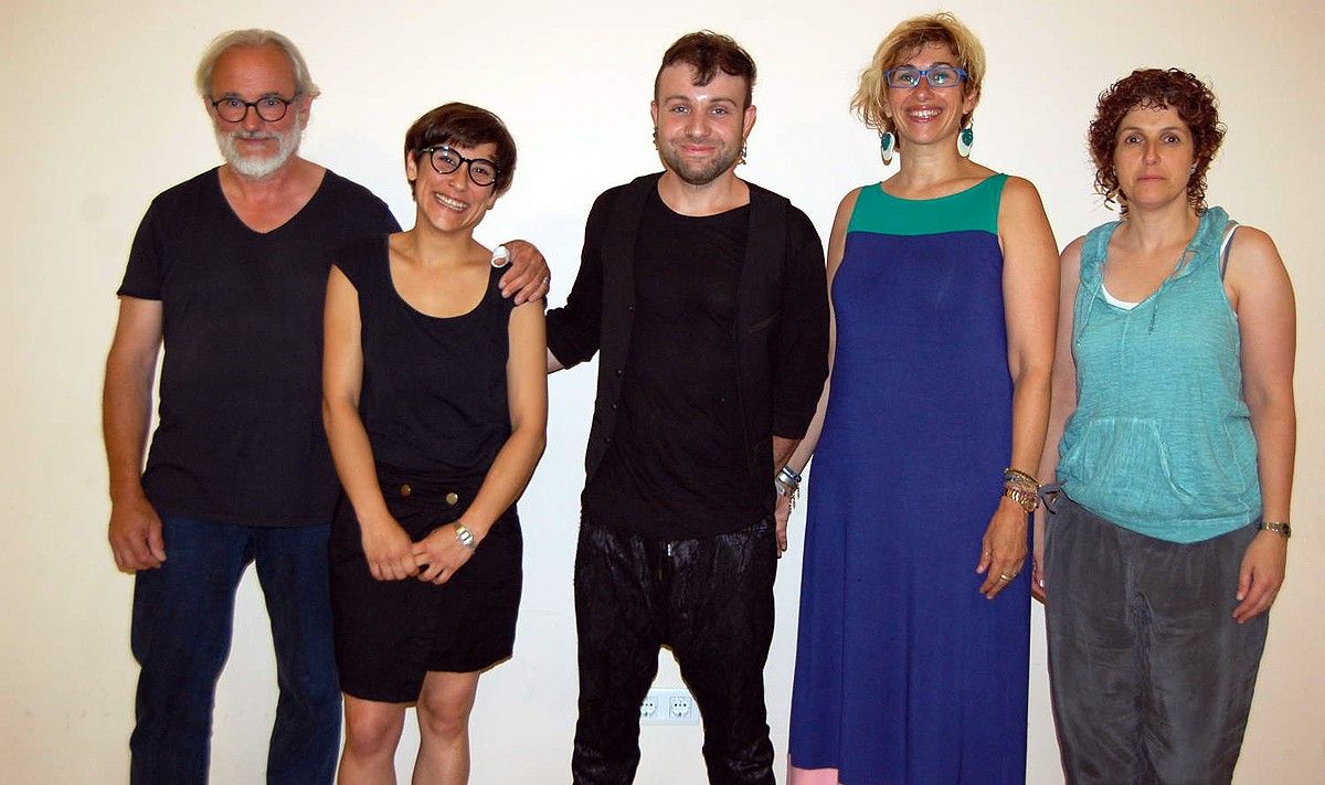 Carles Piera, al centre, amb membres de la Taula d'Arts Visuals