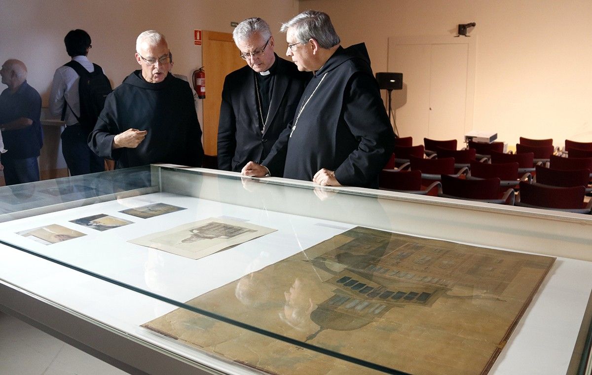 El pare Abat de Montserrat, Josep Maria Soler, visita l'exposició sobre els plànols de la restauració de la basílica