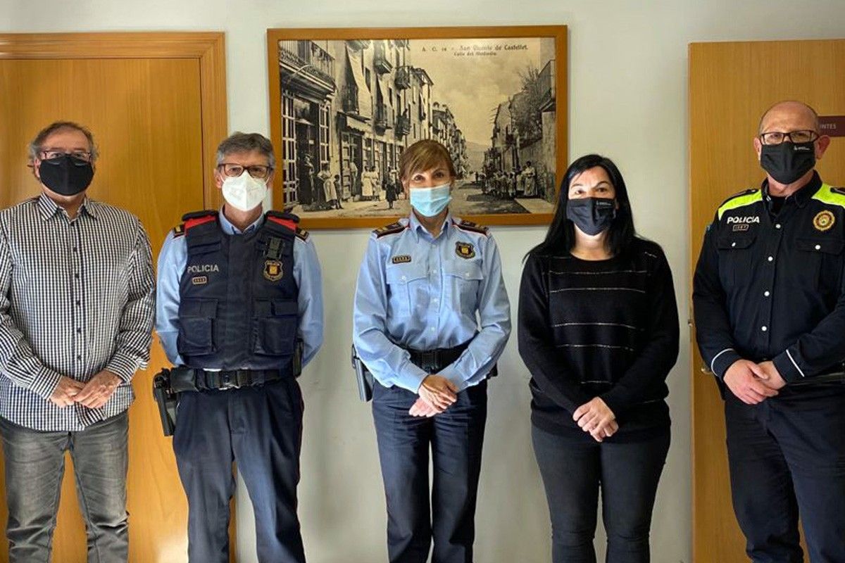 Autoritats locals i representants policials que s'han reunit a Sant Vicenç de Castellet