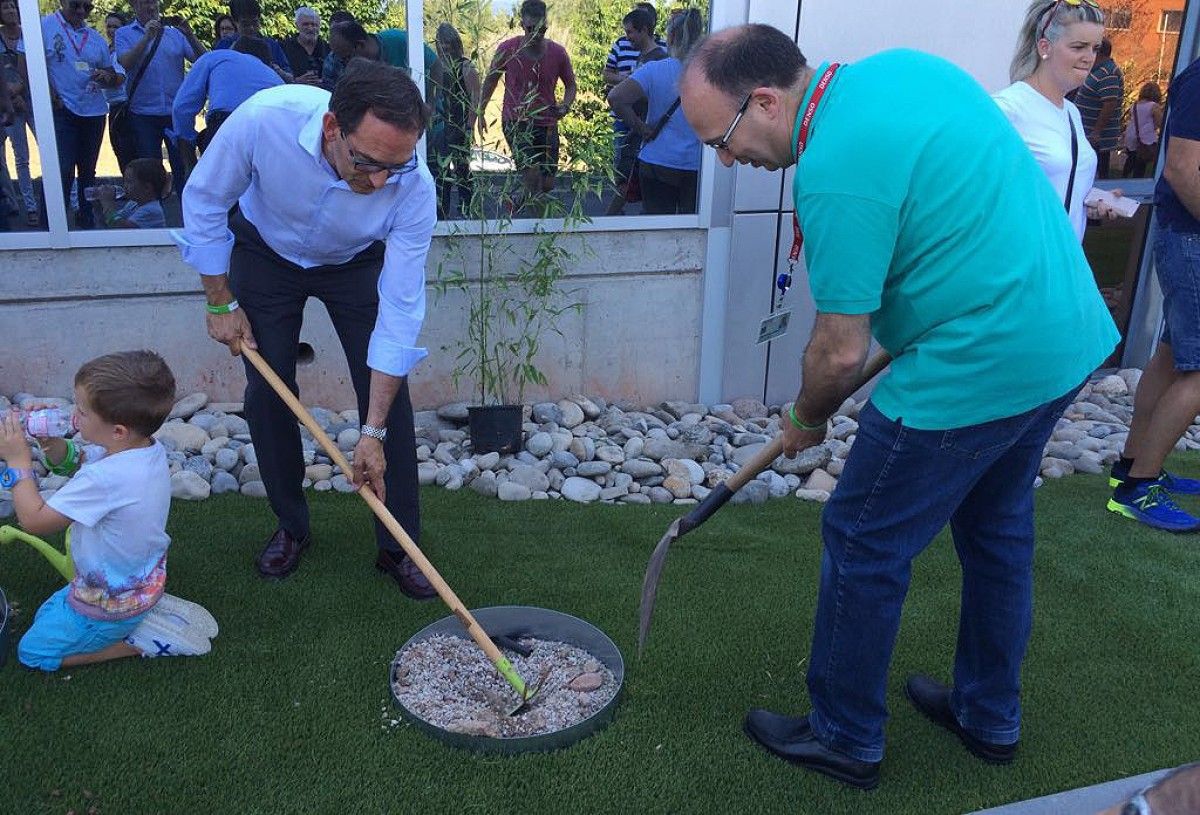 L'alcalde de Sant Fruitós i el president de la companyia, plantant un bambú al jardí de Denso