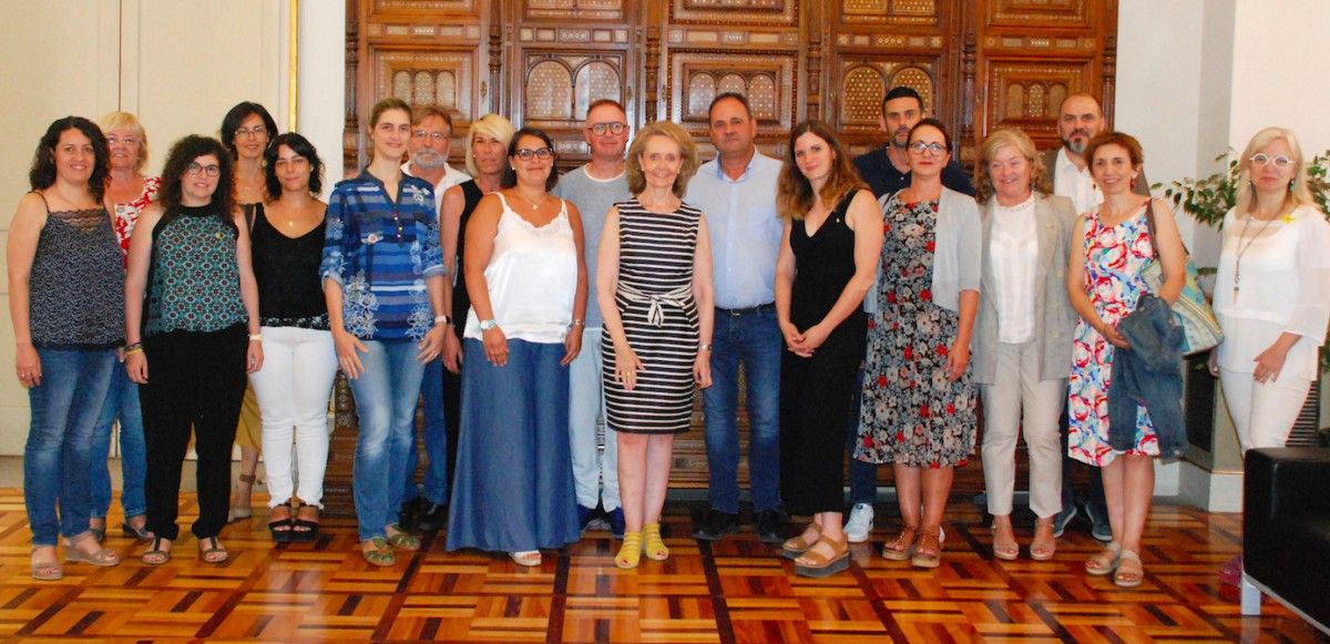 Foto de família dels assistents a la trobada amb la consellera de Cultura de la Generalitat