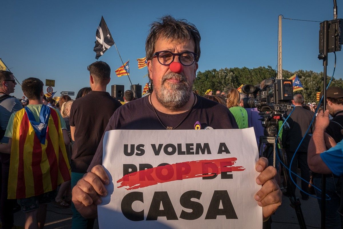 Jordi Pesarrodona en una concentració davant del centre penitenciari de Lledoners