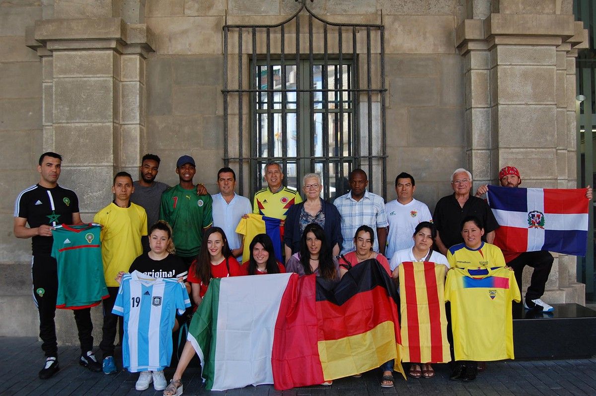 Presentació del Mundialet Intercultural de futbol, sota la porxada de l'Ajuntament
