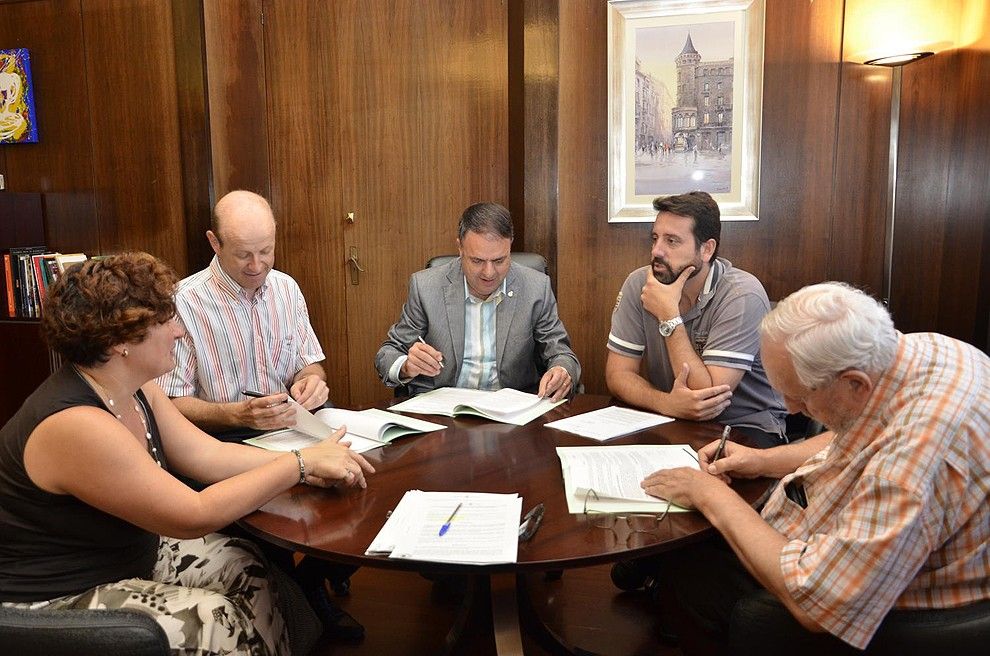 Signatura del conveni entre Ajuntament, Aigües i CN Minorisa.