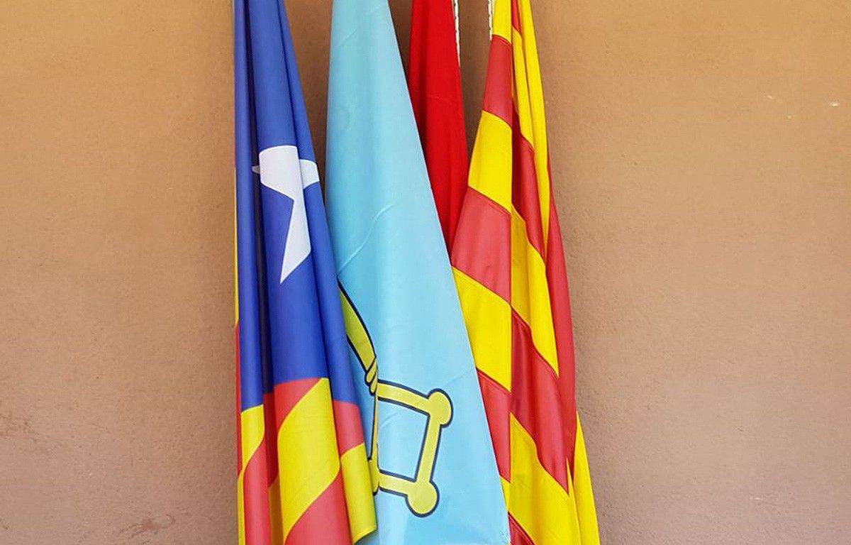 La bandera espanyola entre la local i la senyera a Santpedor